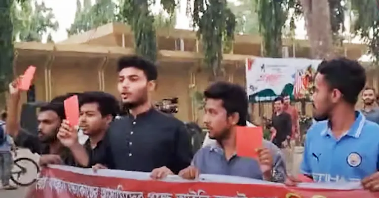 ‘লাল কার্ড’ দেখিয়ে শিক্ষার্থীদের গণজমায়েত কর্মসূচি